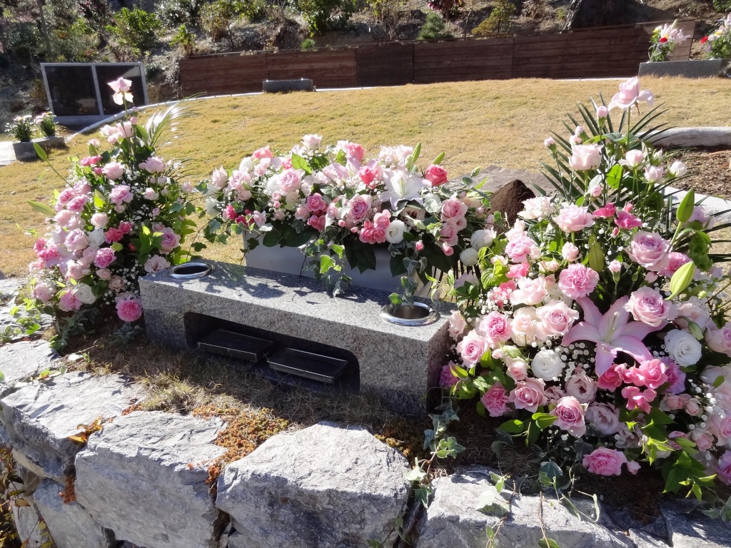 花で彩られた納骨式 スタッフブログ Npo法人スノードロップ